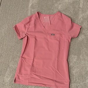 Figs Women's Short Sleeve V-Neck Tee in Rose